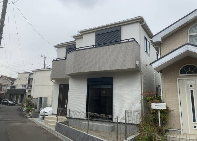 【外観】 | ついに完成致しました！現地をご見学に行く際は、道路の幅や周辺の交通量、施設などをご確認頂くことをおすすめします！物件の流れが早いため、内見をしたい方はお早めに当社営業までお問い合わせ頂きご予約下さい！