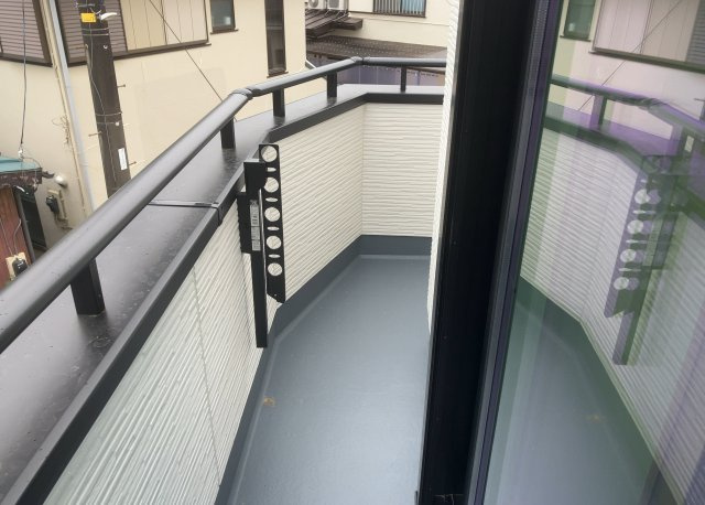 【バルコニー】 | バルコニーは、室外の専用スペースのうち、「屋根がなく開放された空間」であるものを指します。ベランダより広いタイプのものが多く、日当たりもよいため家庭菜園などを楽しみたい人にとって適した環境となります。