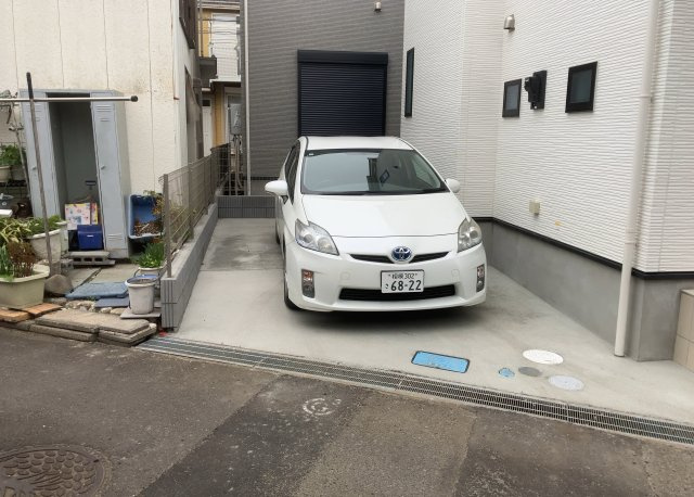 【駐車場】 | 駐車場と明記されていても、最小スペースでつくられた駐車場だと大型車は駐車できなかったり、出入りしにくくなったりする可能性があります。お車のサイズと購入したい物件の駐車場のサイズを現地で確認しましょう。