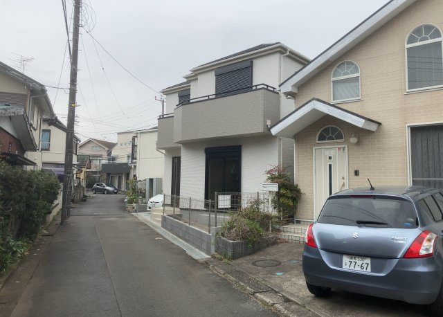 【前面道路含む現地写真】 | 住宅用の土地では前面道路に2m以上接していなければならないと法律で定められています。しかし、お持ちの車のサイズやライフスタイルなどにより、2mでは利便が悪い場合もございますので、事前に確認しましょう。