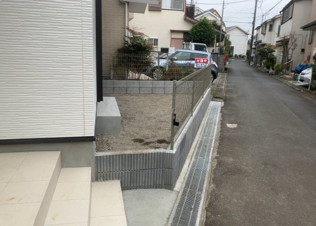 【庭】 | 庭があることでガーデニングや家庭菜園はもちろん、こどもの遊び場やペットを放して遊ぶことができます。また、家の周囲に余裕があるということです。隣地との間があれば、十分な日当たりと、風通しが確保できます。