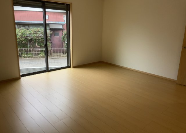 【居間・リビング】 | L型アイランドタイプは、キッチンからダイニングにもリビングにも目が行き届くので、とても使いやすい配置です。L字型独立タイプは、キッチンを独立させてるためLDKというよりもLDといった様なイメージです。