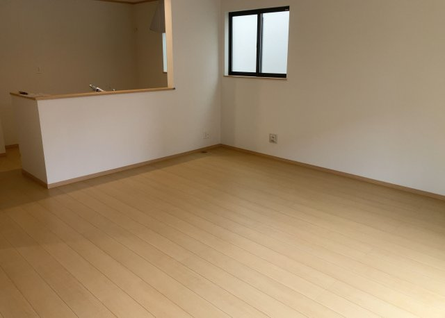 【ダイニング】 | ダイニングは、食事や家族の団らんスペースとしてだけではなく、ほかの用途としても使用することができます。ダイニングテーブルを置き、食事のためのスペースを作ることでリビングとの差別化を図ることができます。