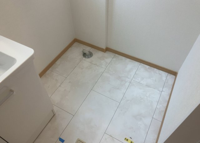 【ランドリースペース】 | ランドリースペースも気になります。洗濯機置場があり「洗う、干す、取り込む、アイロンがけ、たたむ」など、洗濯に関する家事をするための空間です。広さや収納など付帯設備も含めて、詳細は現地でご確認ください。