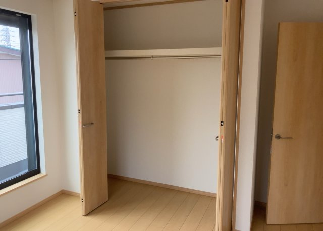 【収納】 | ウォークインクローゼットがあれば、クローゼット内でコーディネートが完成できますし、季節の変わり目に行う衣替えの手間も省けます。また、スーツケースなど大きいものもしまうことができ使い勝手がよいです。