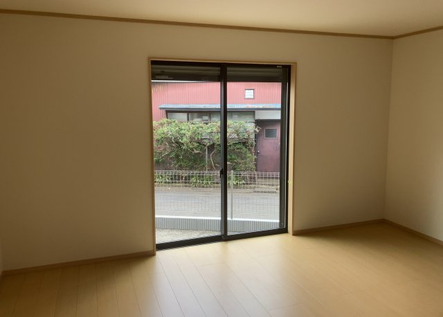 【内装】 | サッシとは、ガラス窓に使用される金属製の窓枠のことです。一般的に住宅建築では、金属製建具工事の段階で備え付けるもので、ガラス類や玄関、バスルームのスチール製のドアなどと同じタイミングで工事を行います。