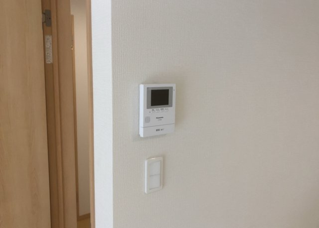 【セキュリティ】 | モニターで来訪者を確認して、目的が分からない場合はインターホンを通じて室内から会話することができます。怪しいと感じた場合はインターホン越しにお帰りいただくことができるので、直接会うことがなく安全です。