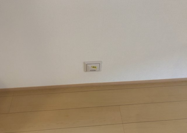 【冷暖房・空調設備】 | 1日中建物内の換気が行われるように設計された仕組みです。気密性の高い住宅は、家に籠った空気でシックハウス症候群になる可能性がありますが、24時間換気システムであれば計画的な換気で対策が可能です。