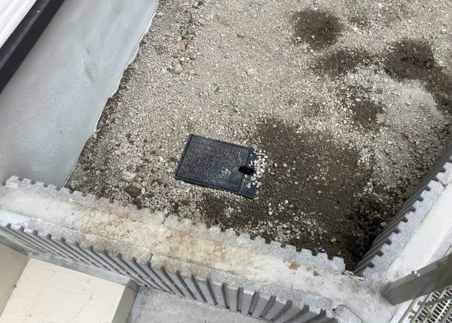 【駐車場】 | 敷地内には、散水栓や立水栓があります。水道水を直接利用できるため、水を運ぶ手間を省くことが出来ます。大量の水を必要とする洗車作業や清掃などに役立ちます。その他設備とあわせて、現地でご確認ください。