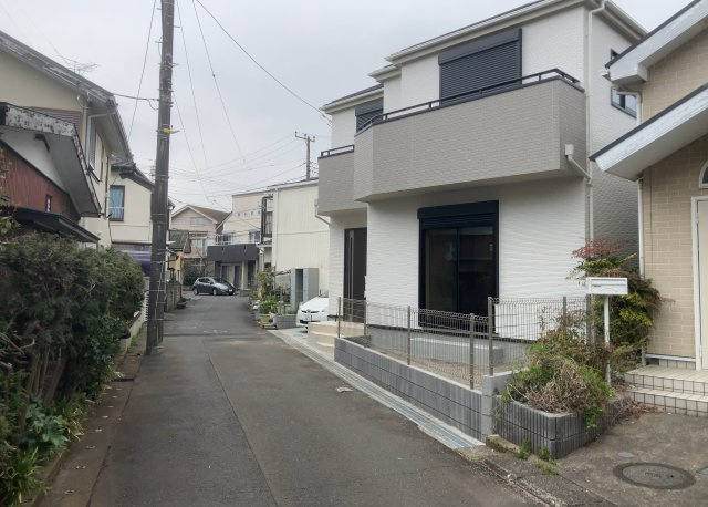 【前面道路含む現地写真】 | お持ちの車種によっては前面道路が広い方が便利でしょう。しかし、前面道路が広ければその分交通量が多くなるため、騒音などが気になる場合があります。実際に現地を見学し、周辺交通量や騒音などを確認しましょう！