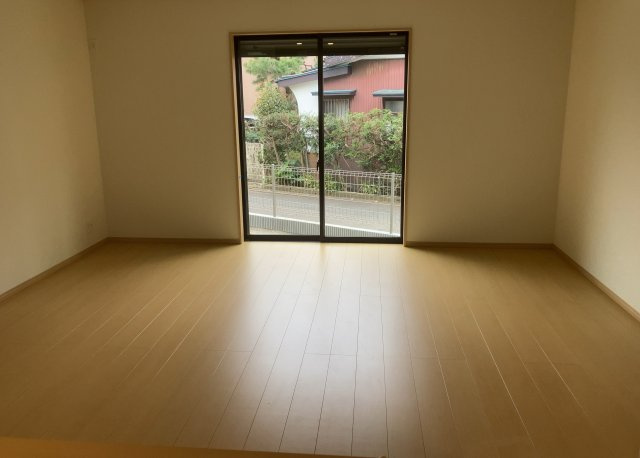 【居間・リビング】 | 直線タイプはLとDKを一直線に並べた形で対面キッチンのタイプです。一般的なのでよく見かけるかもしれません。直線タイプに似た直接アイランドタイプは、キッチンとダイニングの間に壁がない分広く感じられます。