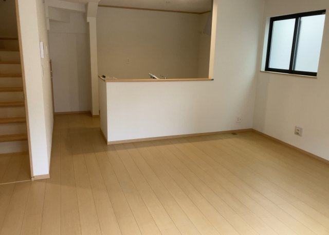 【キッチン】 | DKの物件でも広く見せたい方は、ダイニングスペースを広く使えるように工夫しましょう。低めのダイニングソファを置くと、家具の圧迫感が減り、広く見せることができ、ダイニングをリビングのように使用できます！