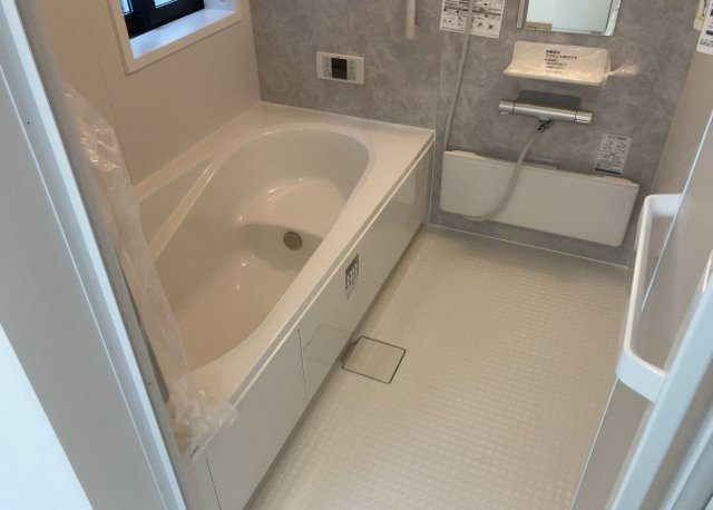 【浴室】 | 入浴時の快適さも大事なことですが、綺麗な状態を維持できなければ気持ちよく入浴できません。毎日の掃除が楽という点は大事なポイントになります！カビが生えにくく掃除がしやすい、壁や浴槽を選ぶといいでしょう。