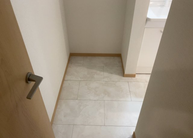 【脱衣所】 | 多くの戸建て住宅で見かける洗面脱衣所は、洗面台と洗濯機が2畳ほどのスペースに並べられていて、洗面所が脱衣所を兼ね備えている間取りが一般的です。お客様が利用することもある、パブリックな空間でもあります。