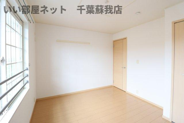 リバーサイドＢの寝室|広くて明るい寝室