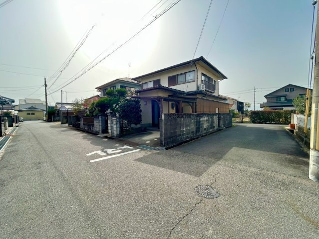 守山市石田町　中古戸建ての前面道路含む現地写真