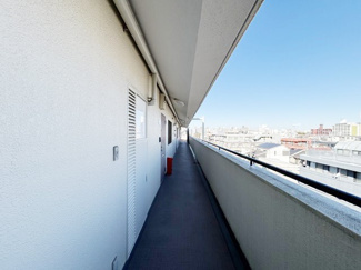 【その他共用部分】 | マンションの共用廊下です。きれいに清掃されています。周囲のお部屋の様子も、ぜひ伺ってみてください。～即日のご見学可能～　お問合せはお気軽にどうぞ。