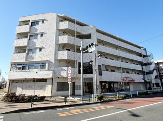 【外観】 | 手入れの行き届いた外壁やエントランスなど、「見ればわかる」レベルで清潔感を保ったマンションです。築年数を感じさせない姿で皆様をお出迎えします。～即日のご見学可能～　お問合せはお気軽にどうぞ。