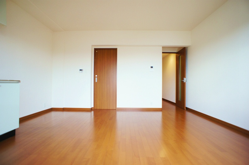 久留米市津福今町の賃貸マンションの居間・リビング|こちらのリビングで趣味の時間をお楽しみください