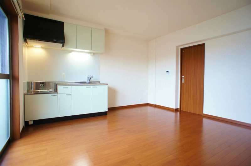 久留米市津福今町の賃貸マンションの居間・リビング|こちらの居間で趣味の時間をお楽しみください