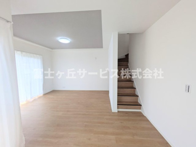 【居間・リビング】 | 浜松市中央区遠州浜3丁目 中古戸建て | リビングです