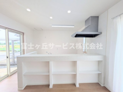 【キッチン】 | 浜松市中央区遠州浜3丁目 中古戸建て | 前から見たキッチンです