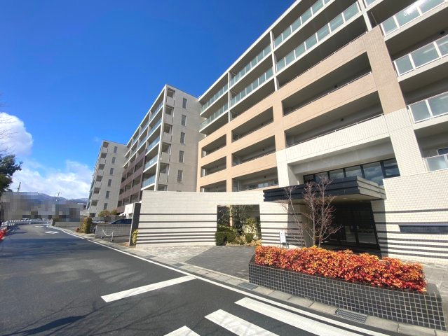【成約済】グリーンフォート長岡京の外観|総戸数371戸の大規模分譲マンション。
エントランス前にはご来客時のご駐車スペースがございます！