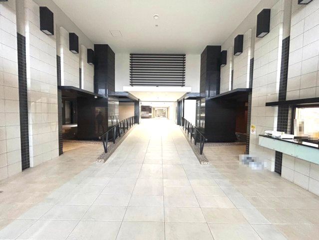 【成約済】グリーンフォート長岡京のエントランス|スロープになっているので、車椅子の方も安心です。