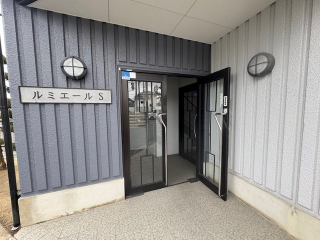ルミエールＳのエントランス