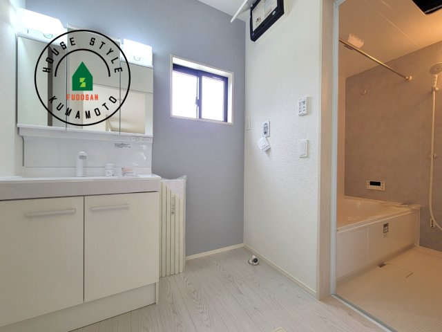 合志市御代志第12-1棟（8号棟）　の脱衣所|ゆとりの洗面スペースで朝の身支度もスムーズに。暮らしを快適に変えるシャワー付洗面台です！