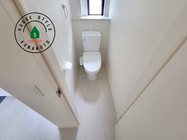 合志市御代志第12-1棟（8号棟）　のトイレ|温水洗浄便座を完備しております。2ヶ所にトイレがあるのは朝の慌ただしい時間も安心です。