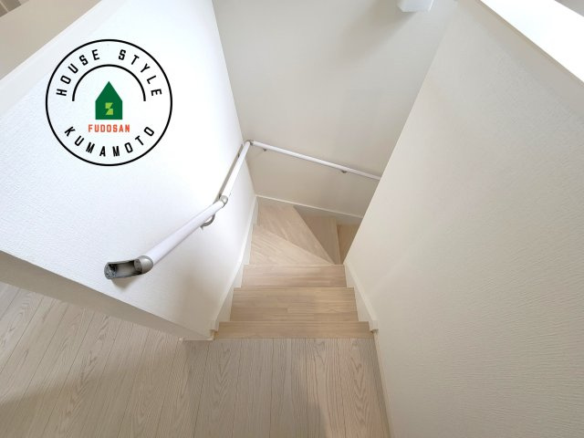 合志市御代志第12-1棟（8号棟）　の内装|＜手すり付階段＞手すりがないと階段の昇り降りで危険なことはもちろん、壁に手をつきながら歩くことで壁紙が汚れやすくなります。すべての方に快適に昇り降りしていただくため、手すりを設置しました。