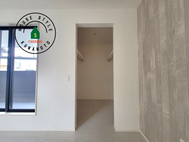 合志市御代志第12-1棟（8号棟）　の収納|洋服や大きな荷物が多い方や人数の多いご家族などは、一般的なクローゼットよりもウォークインクローゼットのほうが使い勝手が良いです。