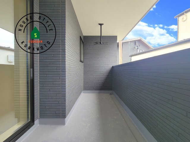 合志市御代志第12-1棟（8号棟）　のバルコニー|風をしっかりと感じられるバルコニーでは、毎日が洗濯日和です。広々としているので洗濯も楽しくなるでしょうし、気分転換にバルコニーからの眺めを楽しむのもいいでしょう。