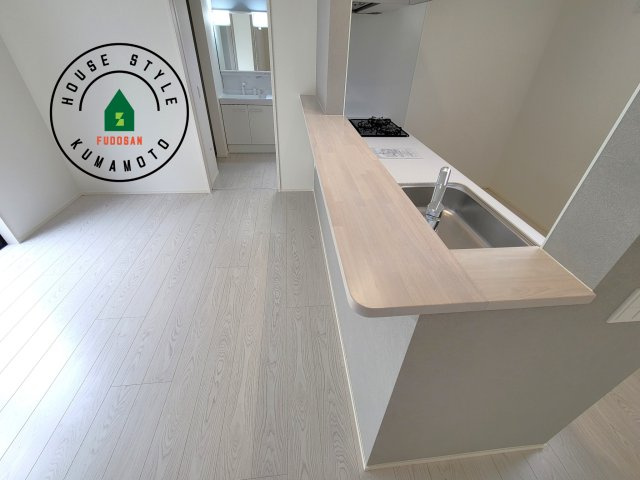 合志市御代志第12-1棟（8号棟）　のダイニング|キッチンから立ち込める香りが今日の料理を期待させます。