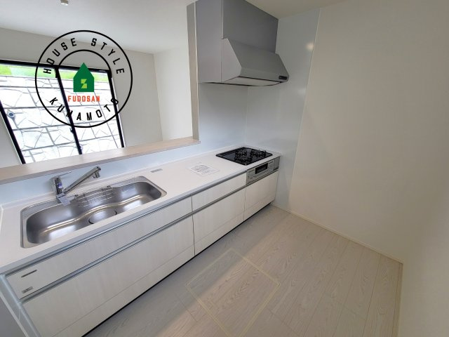 合志市御代志第12-1棟（8号棟）　のキッチン|ダイニングテーブルへの配膳がラクラク、お料理はかどるカウンター付きシステムキッチン！