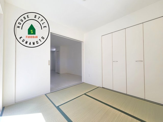 合志市御代志第12-1棟（8号棟）　の和室|和室を上手に活用すると暮らし方の幅が広がります。例えば普段は開け放して、子供の小さいうちはお昼寝や遊びのスペースに。畳はソフトなので転んでもケガをしにくく安心です