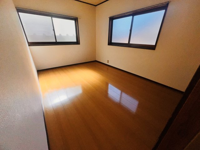 中島ハイツの洋室