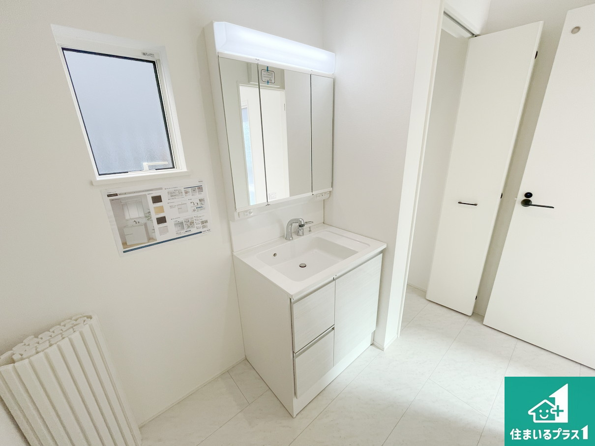 明石市朝霧台　第24-1期　新築一戸建ての独立洗面台|清潔感のある洗面台です。フラットな鏡は掃除がしやすく毎日清潔！鏡裏には収納があるのでスッキリとした洗面台が保てます。