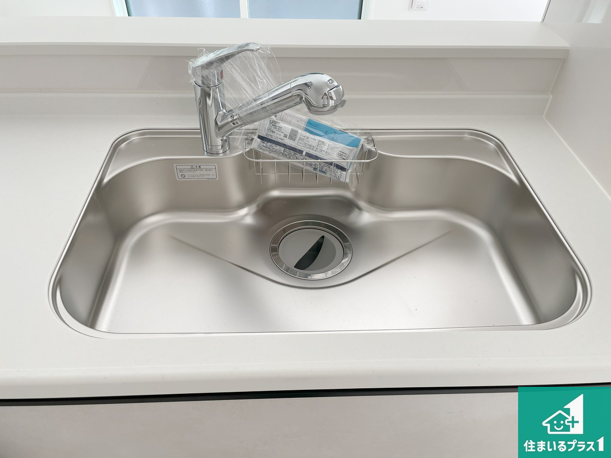 明石市朝霧台　第24-1期　新築一戸建ての独立洗面台|清潔感のある洗面台です。フラットな鏡は掃除がしやすく毎日清潔！ホースは引き出して使えるので洗顔やお掃除の際に便利です！