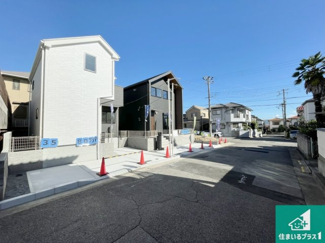 明石市朝霧台　第24-1期　新築一戸建ての前面道路含む現地写真|周辺は閑静な住宅街！前面道路広々で車の出し入れも便利です。駐車が苦手な方でも安心して車庫入れできます！