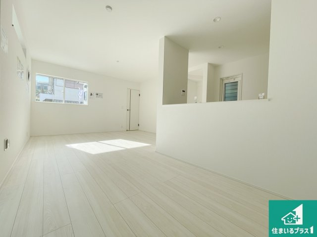 明石市朝霧台　第24-1期　新築一戸建ての居間・リビング|子供を見守りながらお料理が出来るため家族のコミュニケーションか増えます♪スペースが広く確保されている為お子様が大きくなったときは一緒に料理を楽しめます♪