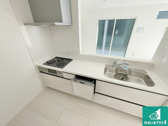 明石市朝霧台　第24-1期　新築一戸建てのキッチン|リビングと統一感があり、使い勝手のいいキッチン。広々としているので、二人並んで作業が出来ちゃいます。お子様と一緒に色々なお料理に挑戦できるスペースがあります。