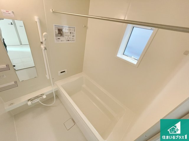 明石市朝霧台　第24-1期　新築一戸建ての浴室|足をゆったり伸ばして寛げる浴槽です。窓が設けられていますので差し込む光が明るく穏やかな雰囲気にしてくれます♪浴室乾燥機も設置しているので、雨の日の洗濯物も安心です♪