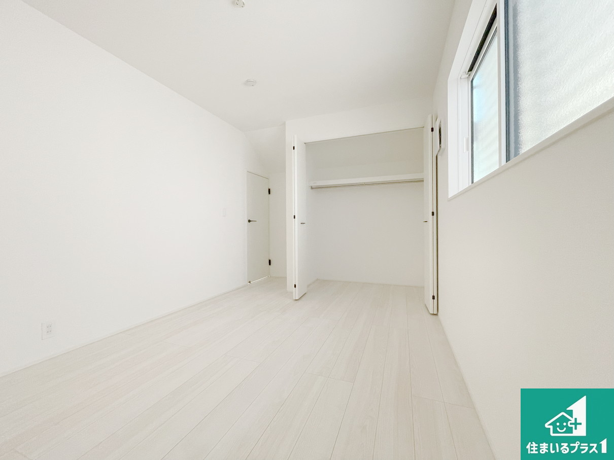 明石市朝霧台　第24-1期　新築一戸建ての洋室|寝室は心地よい眠りについてもらいたくて、シンプルかつ開放的な空間な設計にしています！大きな窓から差し込む日が心地いいです♪