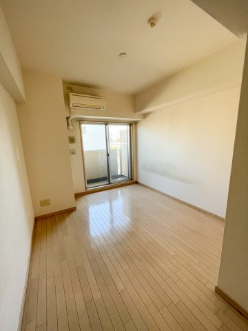 ジュネーゼグラン弁天町の洋室