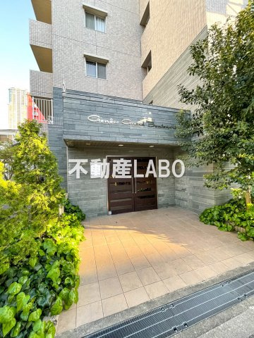 ジュネーゼグラン弁天町のエントランス