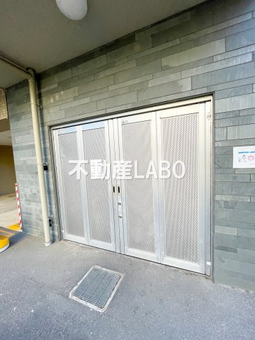 ジュネーゼグラン弁天町のエントランス