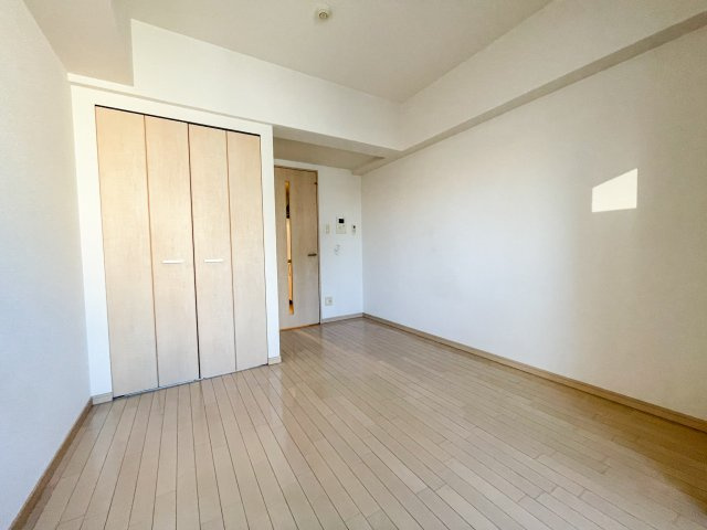 ジュネーゼグラン弁天町の洋室