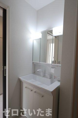 《仲介手数料無料》浦和区瀬ヶ崎４丁目32-6新築一戸建てケイアイフィットの独立洗面台|撮影日 2025年10月3日 12:50 曇り